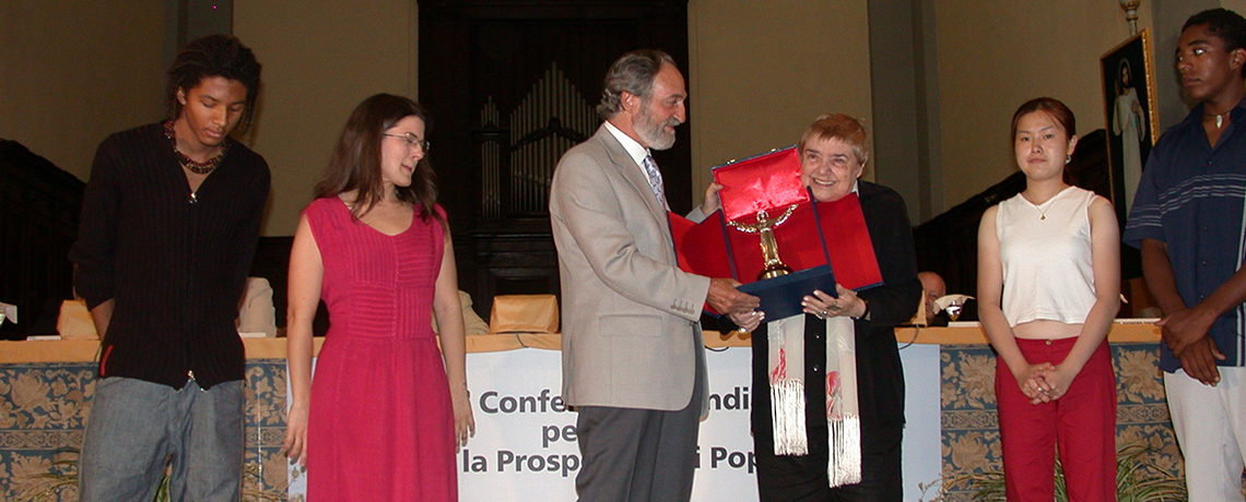 The writer and essayist Fernanda Pivano receives the Award from the hands of President Pier Franco Marcenaro